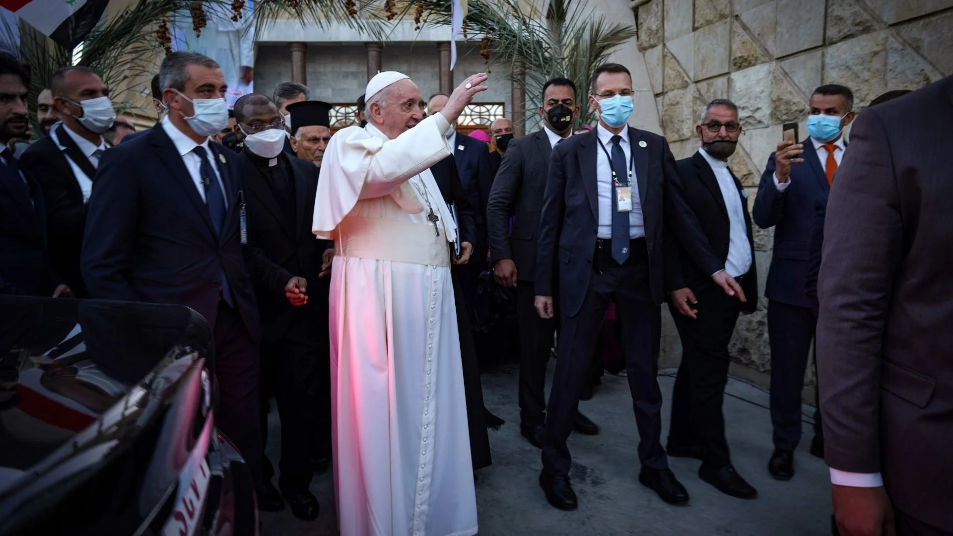 Iraqis welcome Pope as 'messenger of unity'